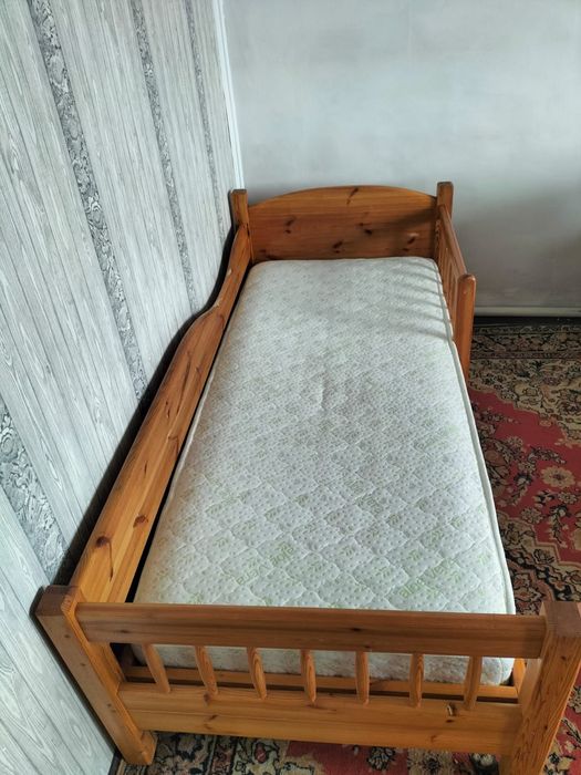 Төсек ағаштан жасалған,  матрасымен