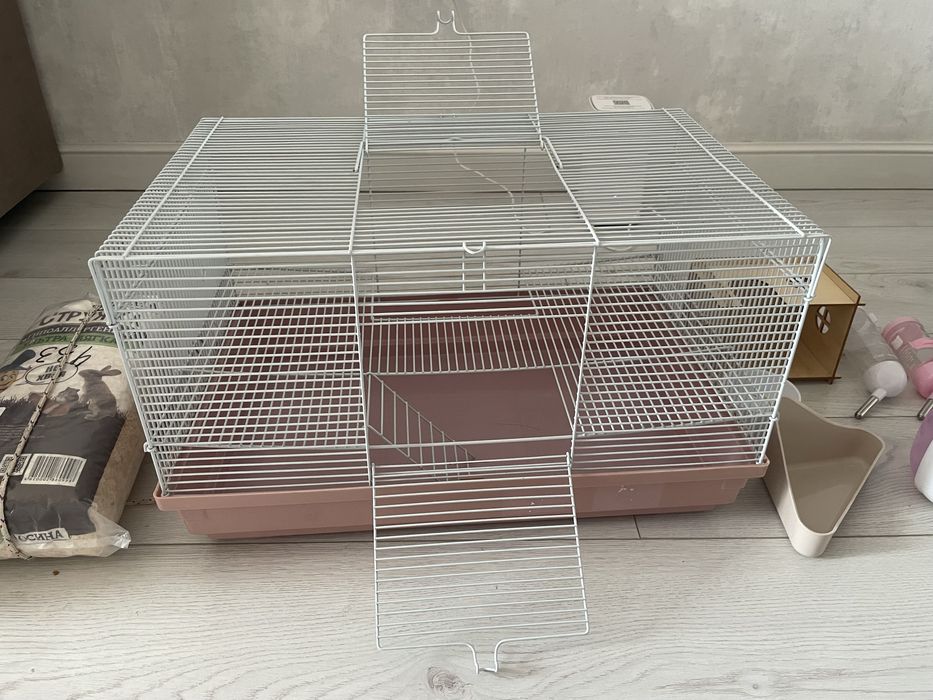Клетка вместе со всеми принадлежностями для содержания хомяка