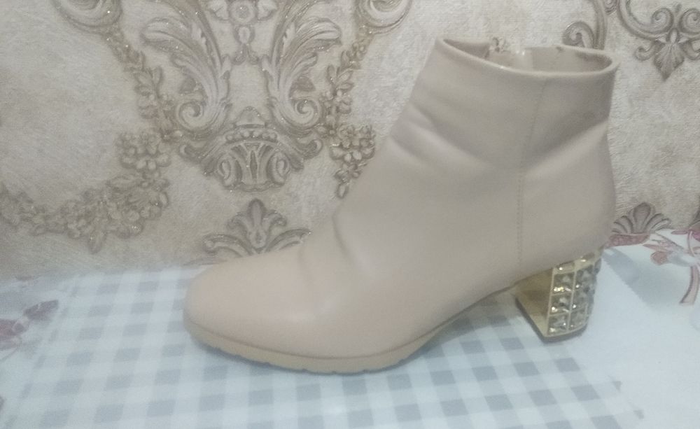 Продаются женские ботинки