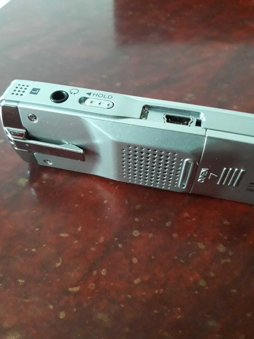 Reportofon digital SANYO model ICR-B160NX, stereo.