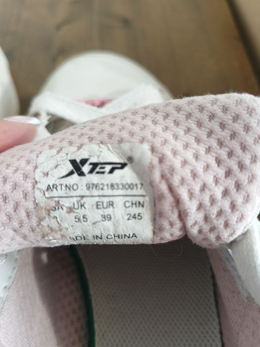 Продам кроссовки б/у xtep