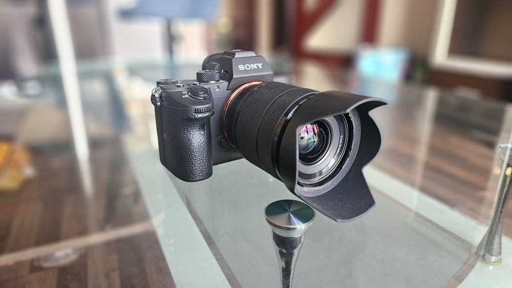 Безогледален фотоапарат Sony Alpha A7 III + обектив Sony FE 28-70mm f/3.5-5.6 OSS