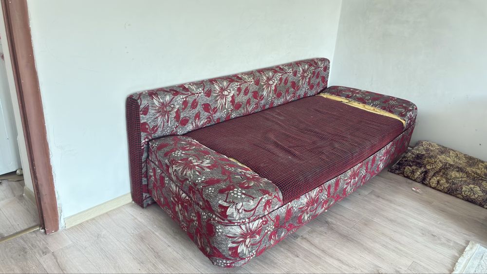 Отдам диван выдвижной .