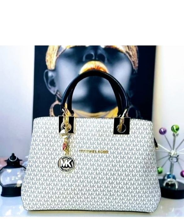 Geanta damă Michael Kors, model  clasic, saculet, etichetă