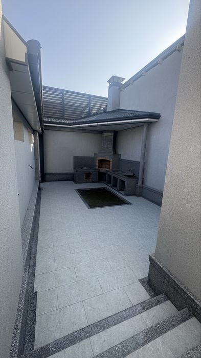 Сдается вдом. 250 квд. Трех уровня. Два санузла. Имеется Летная кухня.