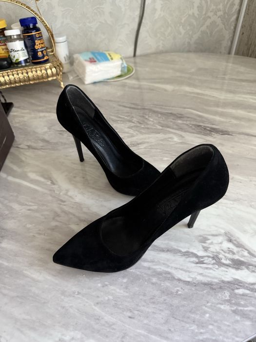 Продаю каблуки 38 размера оригинал за мизирную цену