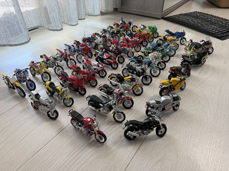 Lot Machete MAISTO - Motociclete 1:18  (Honda,Yamaha,Bmw,Suzuki,Harkey,Ducati)