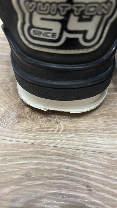 Lv skates.