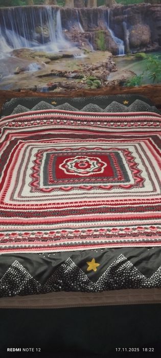 pătură croșetată realizată manual, cunoscută și sub numele de "afghan"