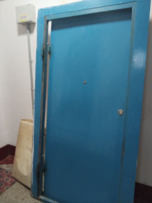 Продам металлическую дверь