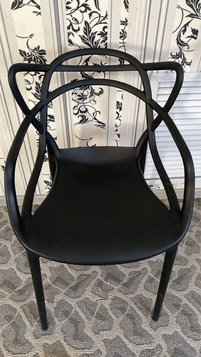 Стулья белый и черный