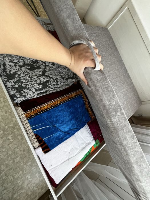 Шкаф,кровать.