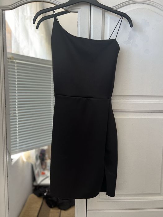 Официална черна рокля