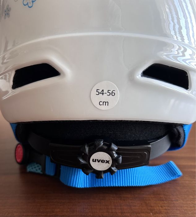 Ски, обувки, каска с визьор и щеки