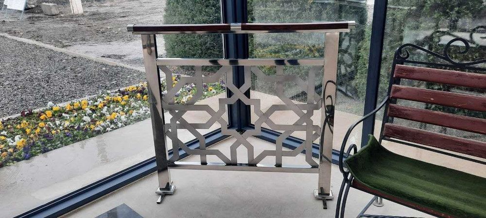 ворота, двери, перила, ограждения, фонари и прочие изделия из металла