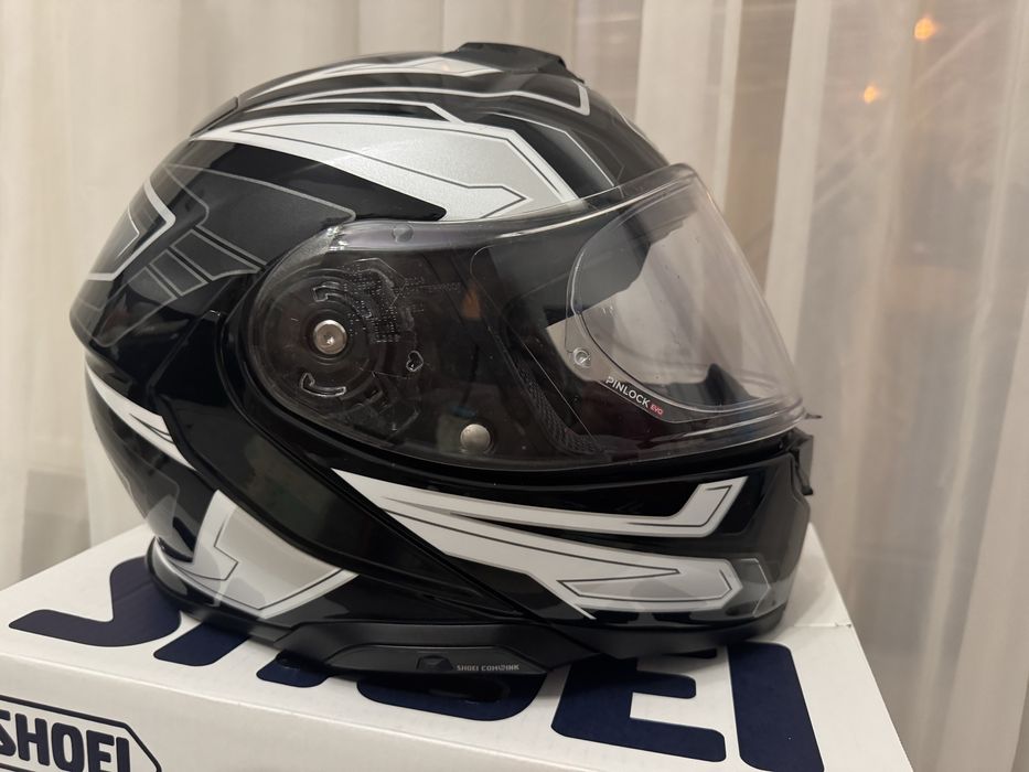 Casca SHOEI Neotec 3 flip-up + SENA SRL3 – mărimea M – ușor accidentată – 2500 lei