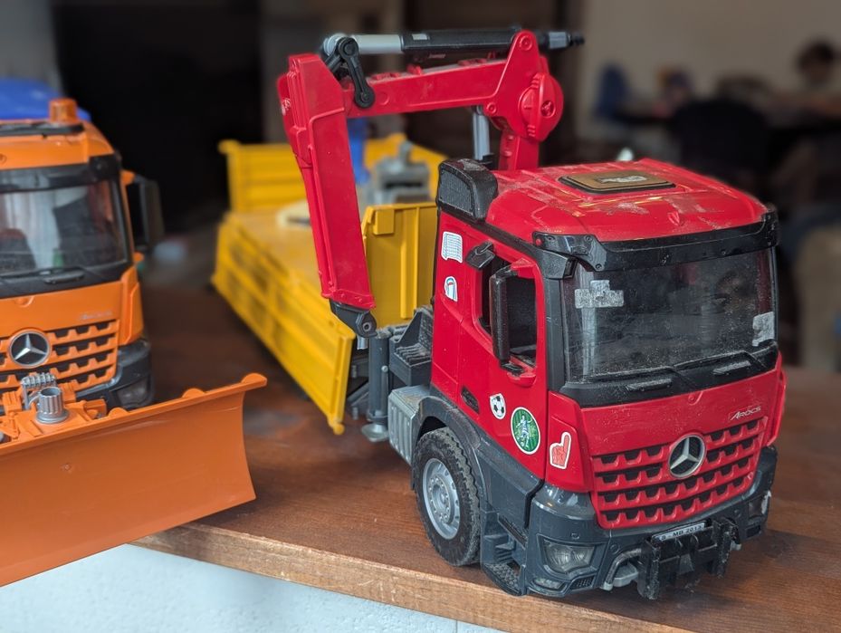 Camion Bruder Mercedes Arocs Deszapezire sau Bena cu Macara 1:16