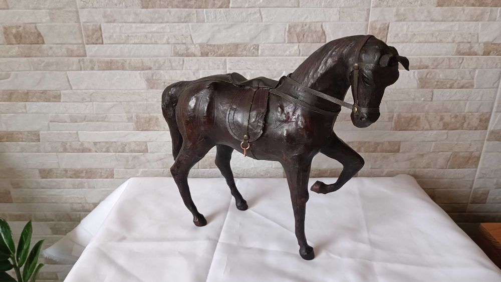 Стара фигура на кон - естествена кожа - 30/32см