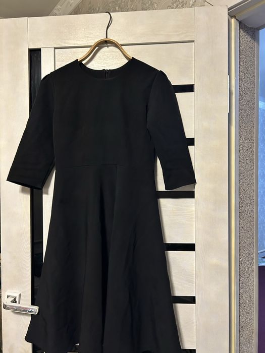 Черное платье с фартуком