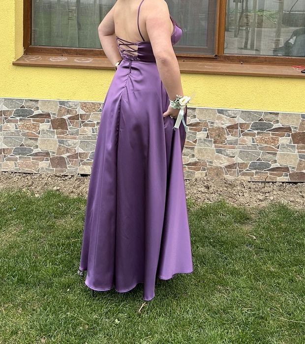 Елегантна сатенена рокля