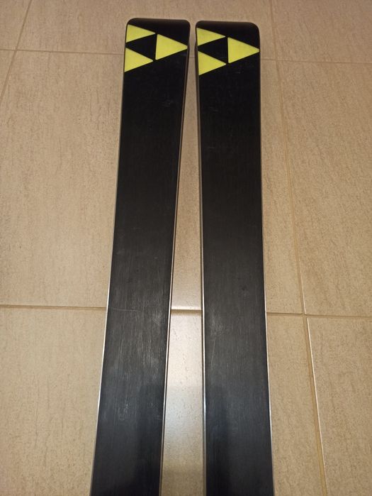 Ски Fisher, щеки Leki, каска Rossignol