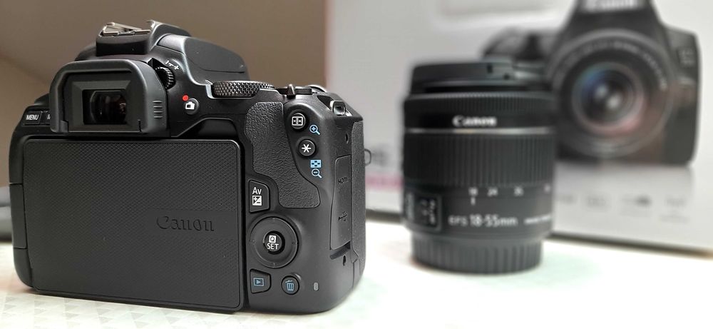 НОВ DSLR фотоапарат CANON EOS 250D с обектив 18-55 мм (черен)
