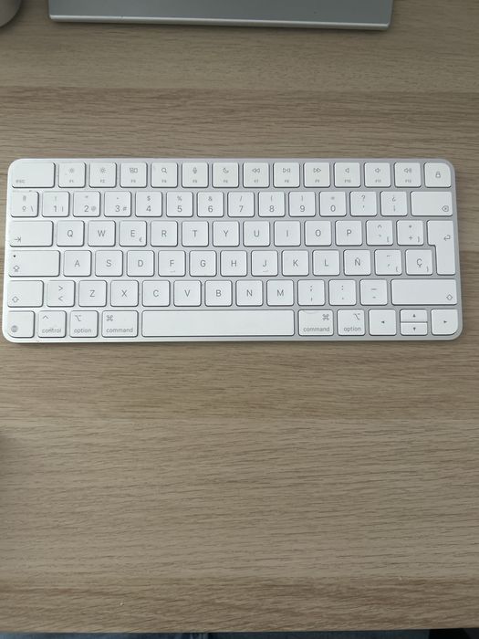 Mac Mini M4 16GB 256GB + Dell U2724DE 27” 2K + Magic Keyboard + Magic Mouse