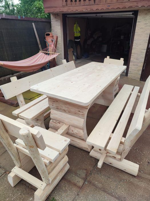 Mobilier rustic din lemn tratat