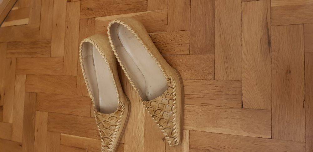 Продавам обувки естествена кожа, бежово с кафяво.