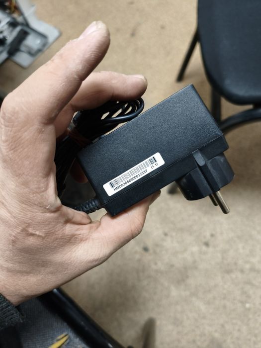 19 volt 2.1 amper zaryatchik orginal