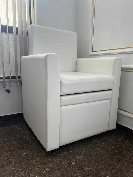 Стол за педикюр -бял еко кожа