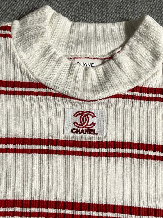 пуловер бял шампанско цвят с червено рае шанел червен chanel блуза топ