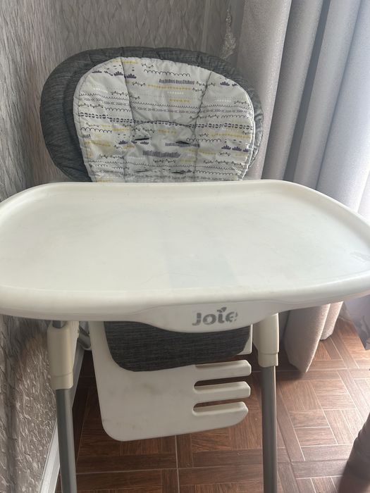 Отдам стул для кормления Joie