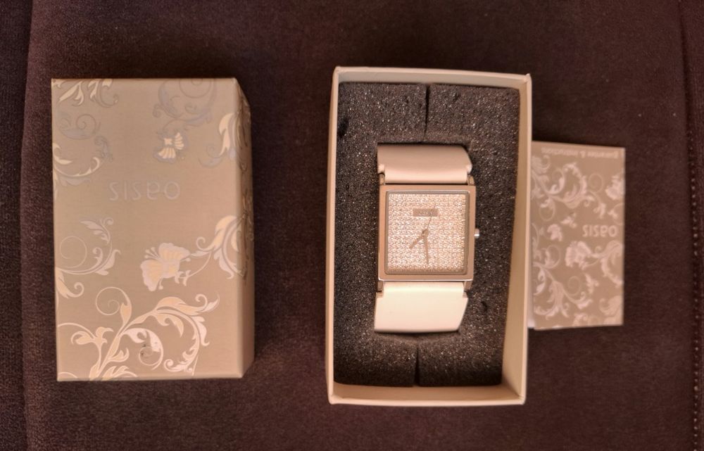 Продавам дамски часовник Oasis B583