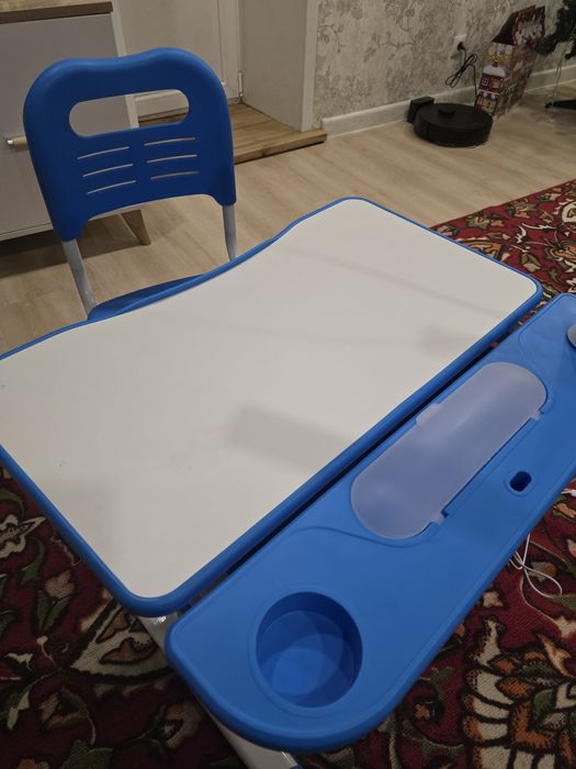 Продам растущую парту и стул.