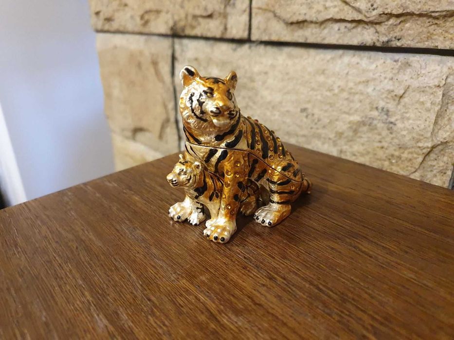 Бижутерка "Тигрица с Малко"