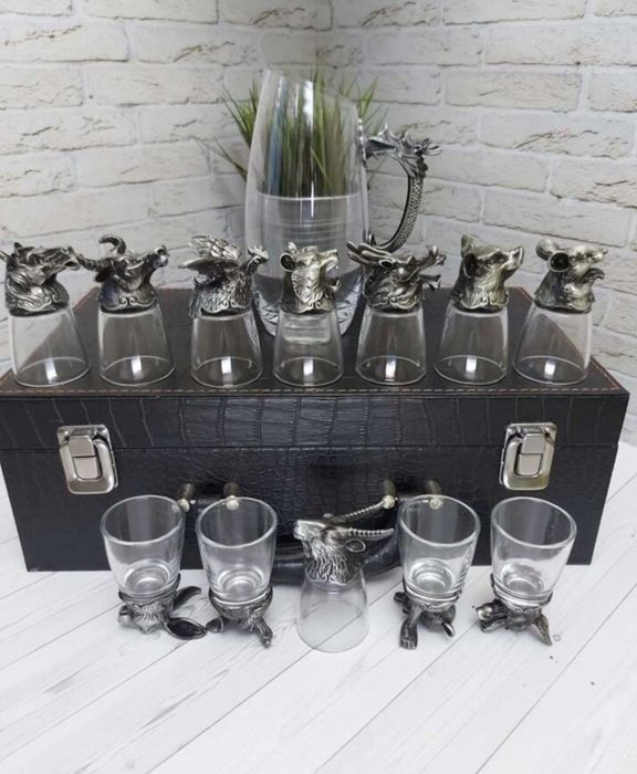 Рюмки с графином в подарочном кейсе