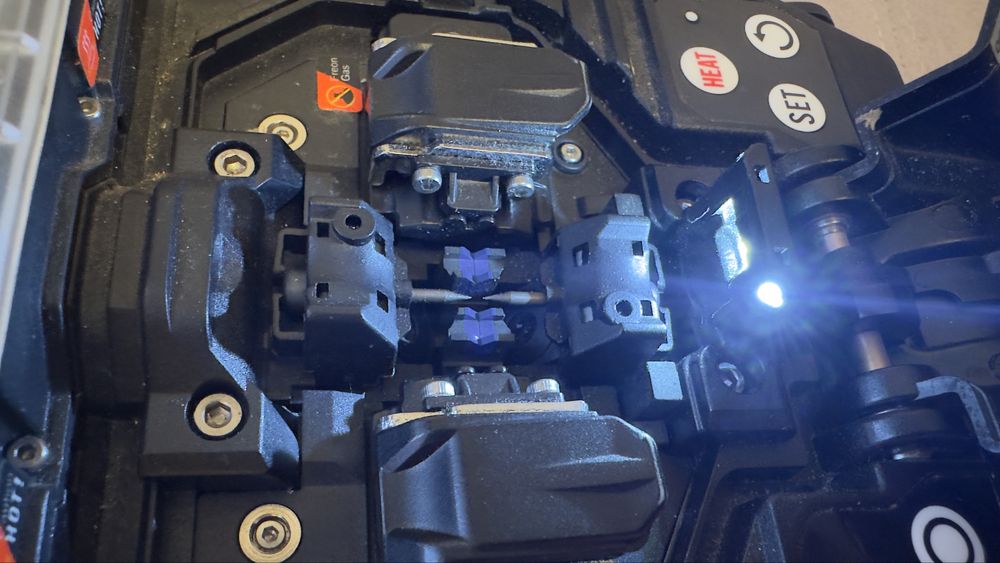 Hitech fusion splicer Aparat sudura fibra optica pret 1000 lei FIX