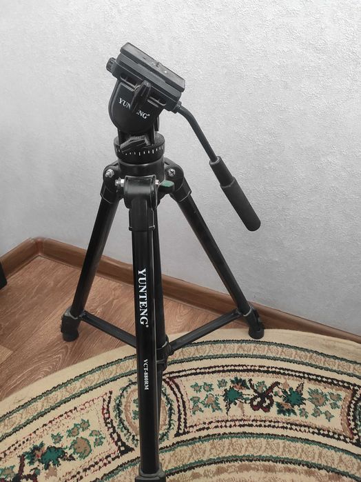 Продам штатив Yunteng 880 Б/У в среднем состоянии