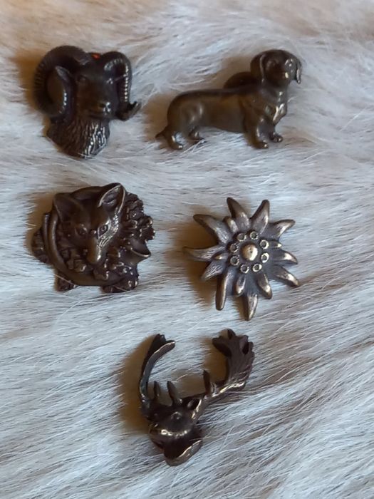 trofeu,trofee,broşe de vanator eleganta din piele plus insigna