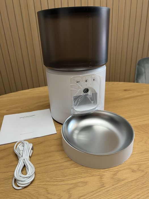 Hranitor/Dispenser inteliget, Cu Camera HD pt caini si pisici, NOU