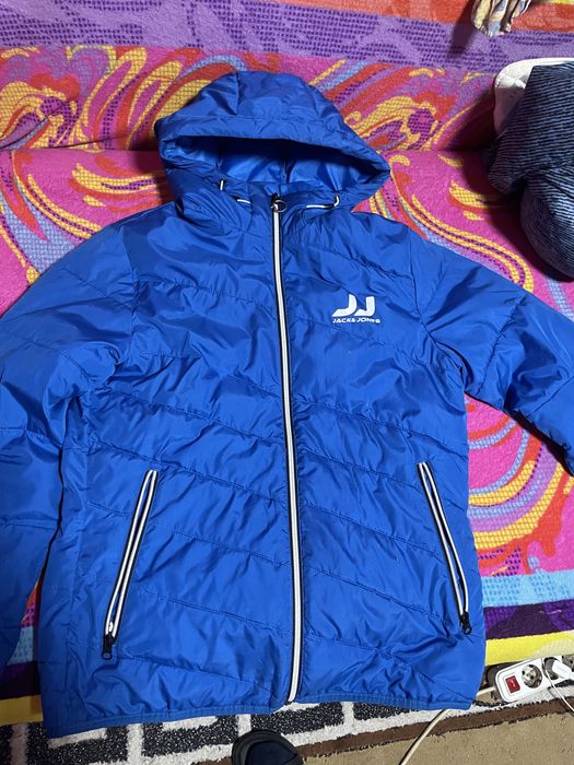 Geaca de ploaie albastra