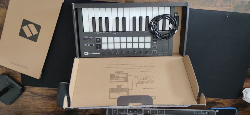Controller midi Novation LaunchKEY mini