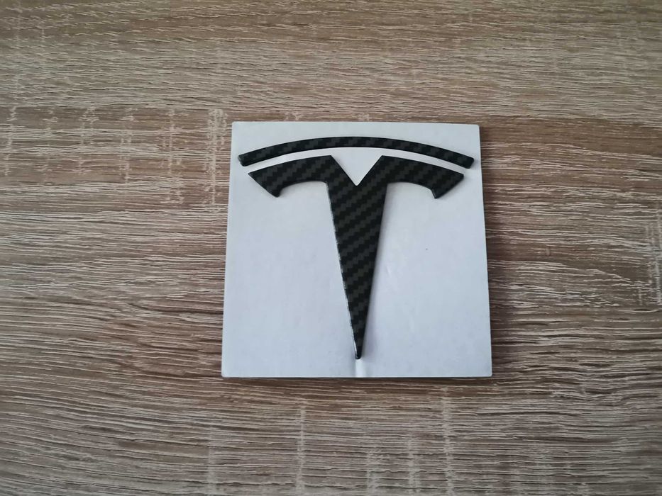 задно лого Tesla Model 3 карбон