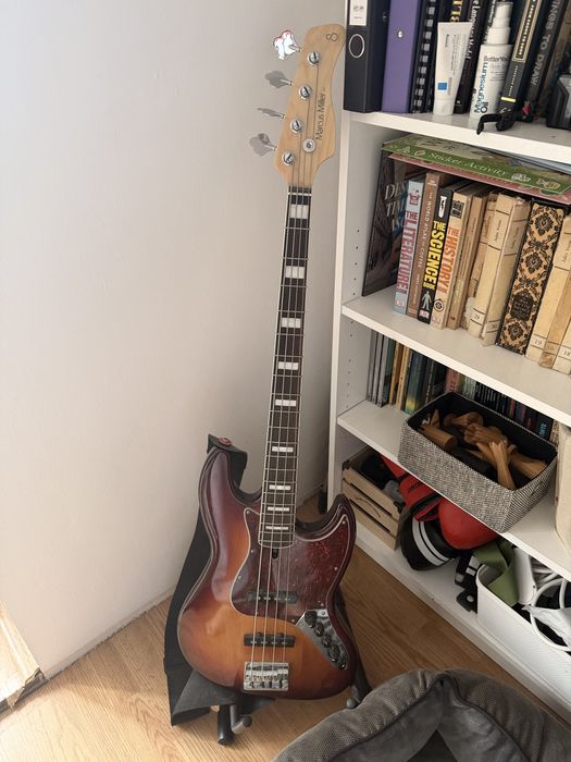 Bass V7 Marcus Miller Gen 1 String-Through Hard Case doze activ/pasiv