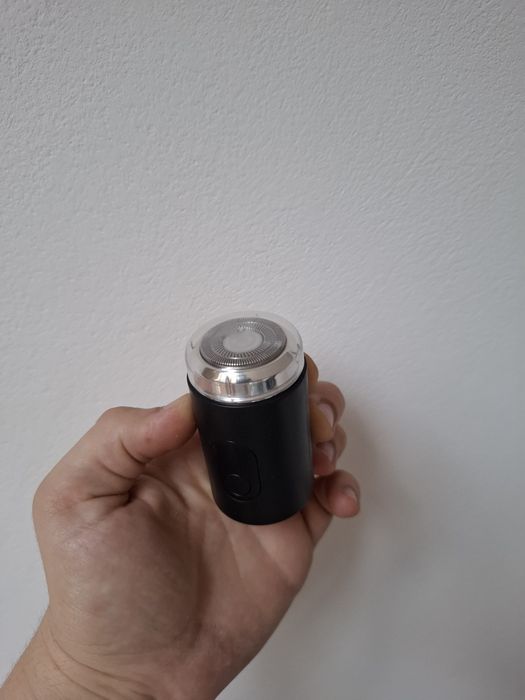 vând aparat de ras electric portabil - NOU