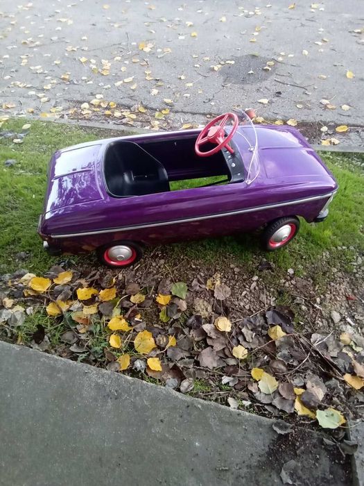 Продавам метална детска ретро кола с педали МОСКВИЧ количка