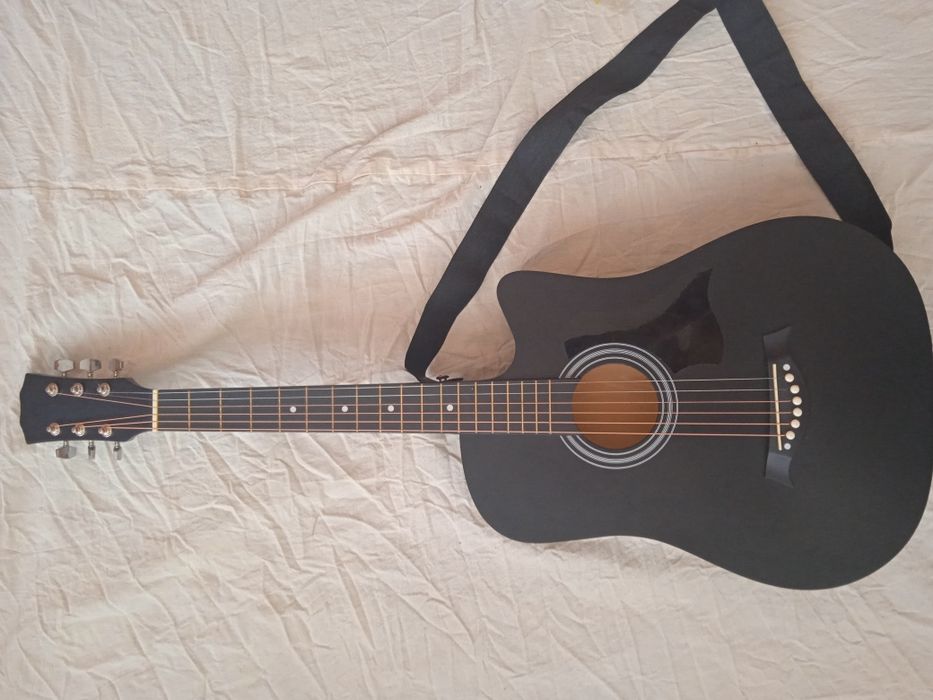 Gitara akustik yangi