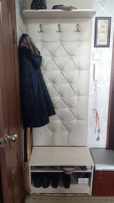 Продам вешалку для прихожей в хорошем состоянии