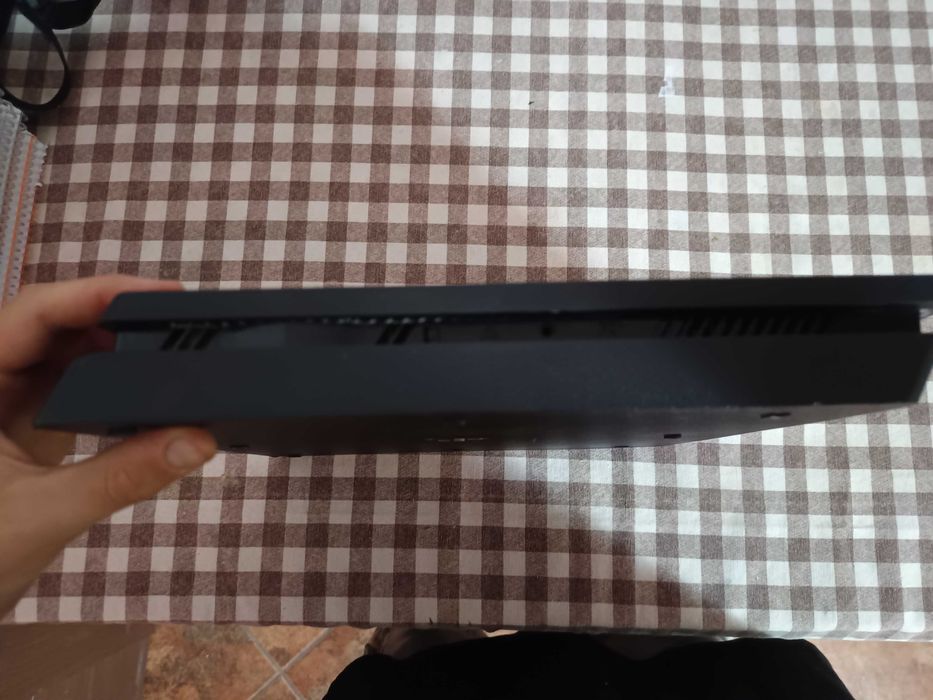 PlayStation 4 1TB 2 joistik nu face că avionul are mentenanță făcută recent